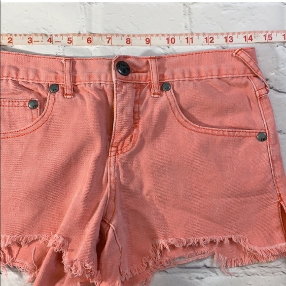 Free People Distressed Peach Cutoff Shorts size 24 - Picture 7 of 10